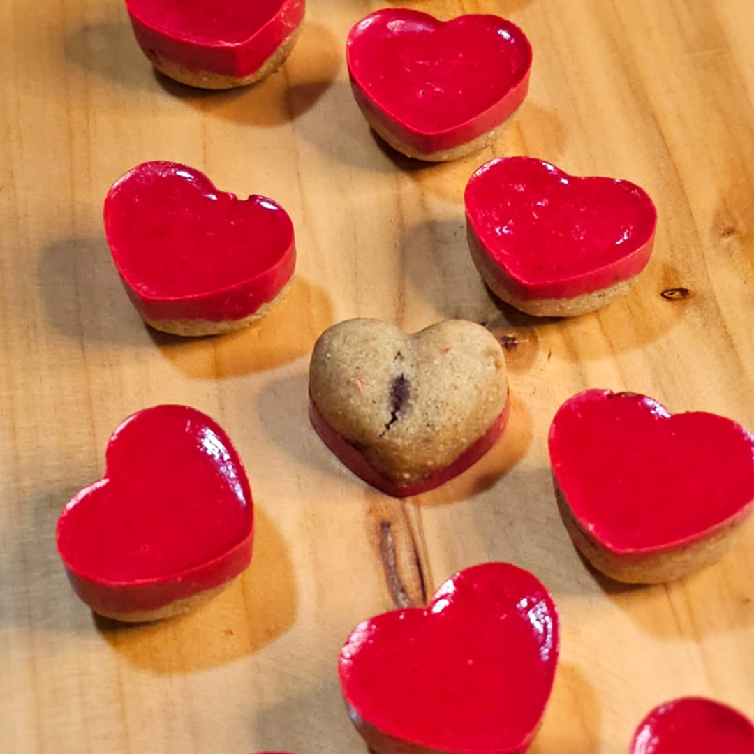 LATINHA COOKIE HEARTS - CHOCOLATE VERMELHO